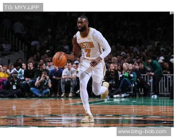 杰伦布朗半场表现低迷仅得7分罚球全中成唯一亮点